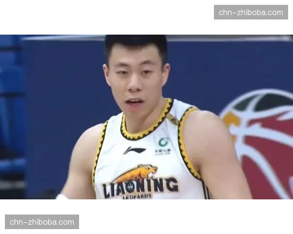 特写：张镇麟完成隔扣后，对着镜头指了指胸前的国旗