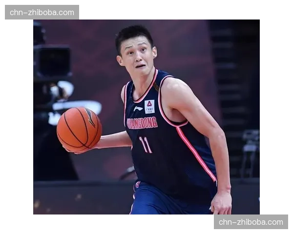 “老将”的坚守：易建联退役后，周鹏如何在深圳队扮演更衣室领袖